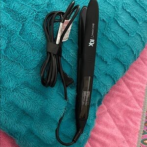 Bioionic 10X styler flat iron. Nwob- never used. Was a gift.